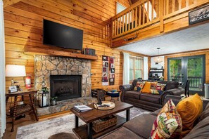 Smart TV, fireplace, books - Timber & Tranquility Cabin (Pine Mountain)