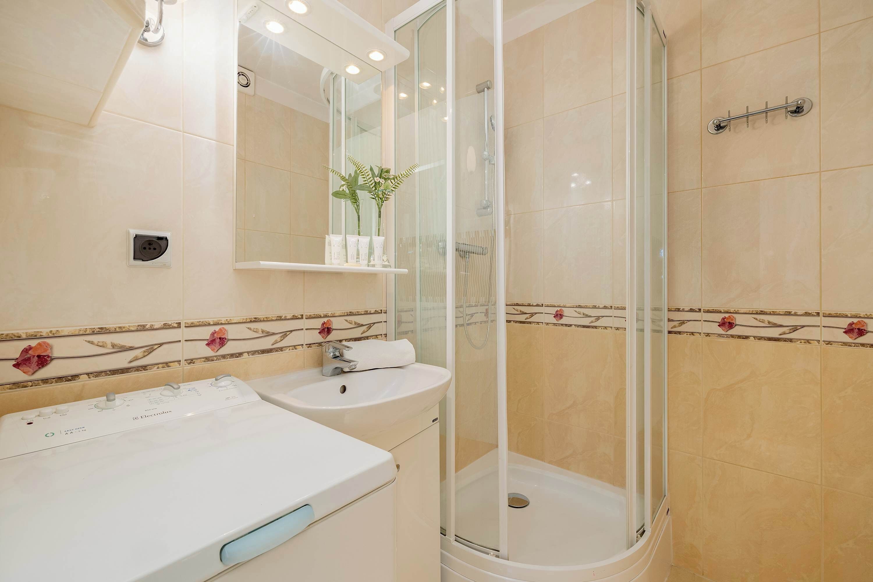 Dusche, Haartrockner, Handtücher, Shampoo