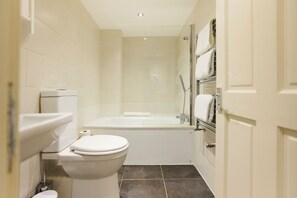 Apartment | Bathroom - Stylish Urban Retreat (London)