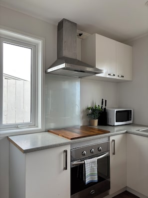 Microwave, oven, stovetop - Convenient Retreat in Onehunga (Auckland)