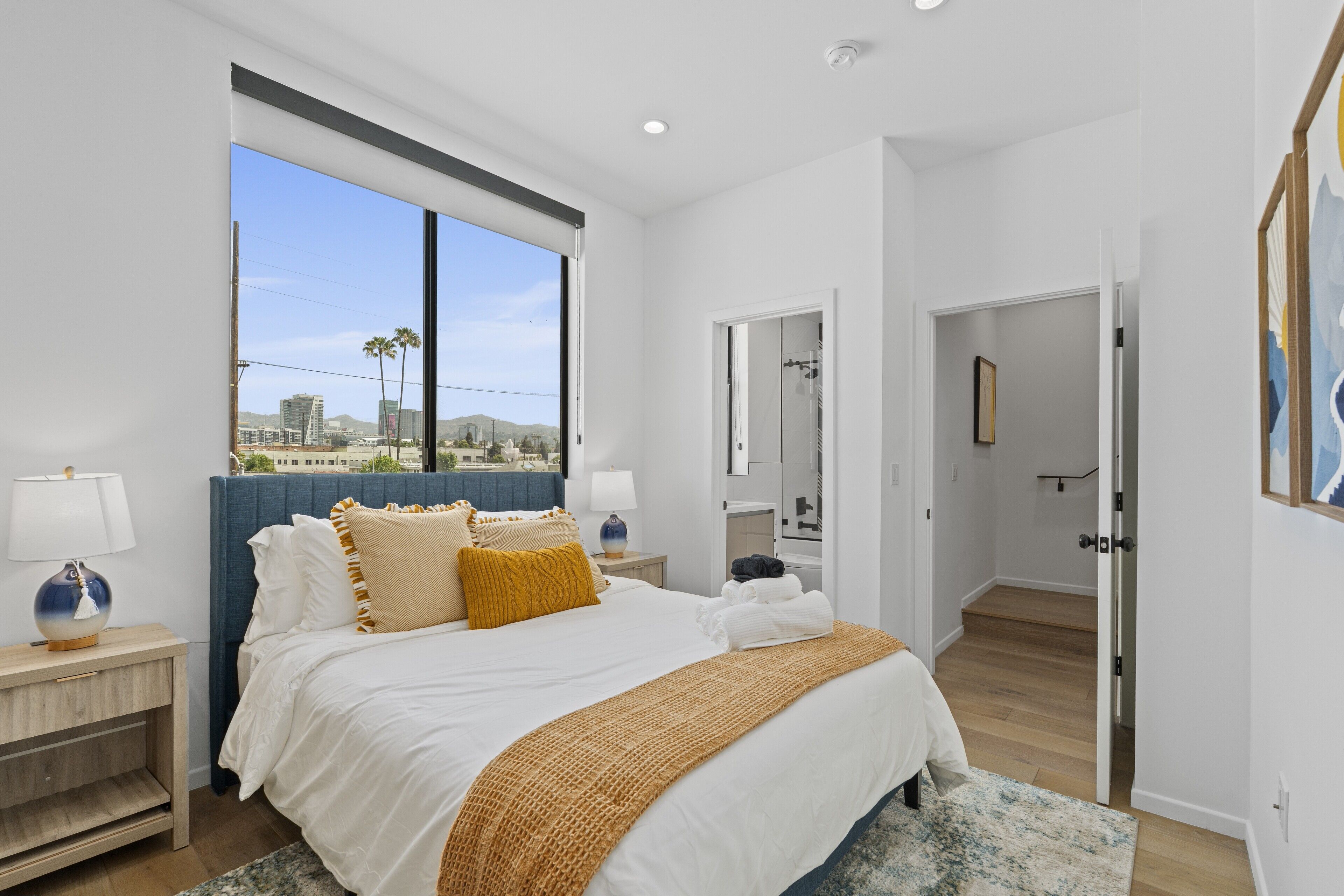 Een strijkplank/strijkijzer, wifi (toeslag), beddengoed