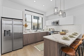 Fridge, microwave, oven, stovetop - Stylish vacation home in heart of Hollywood (Los Angeles)