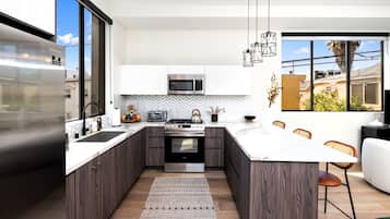 Fridge, oven, stovetop, dishwasher