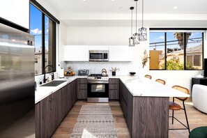 Fridge, oven, stovetop, dishwasher