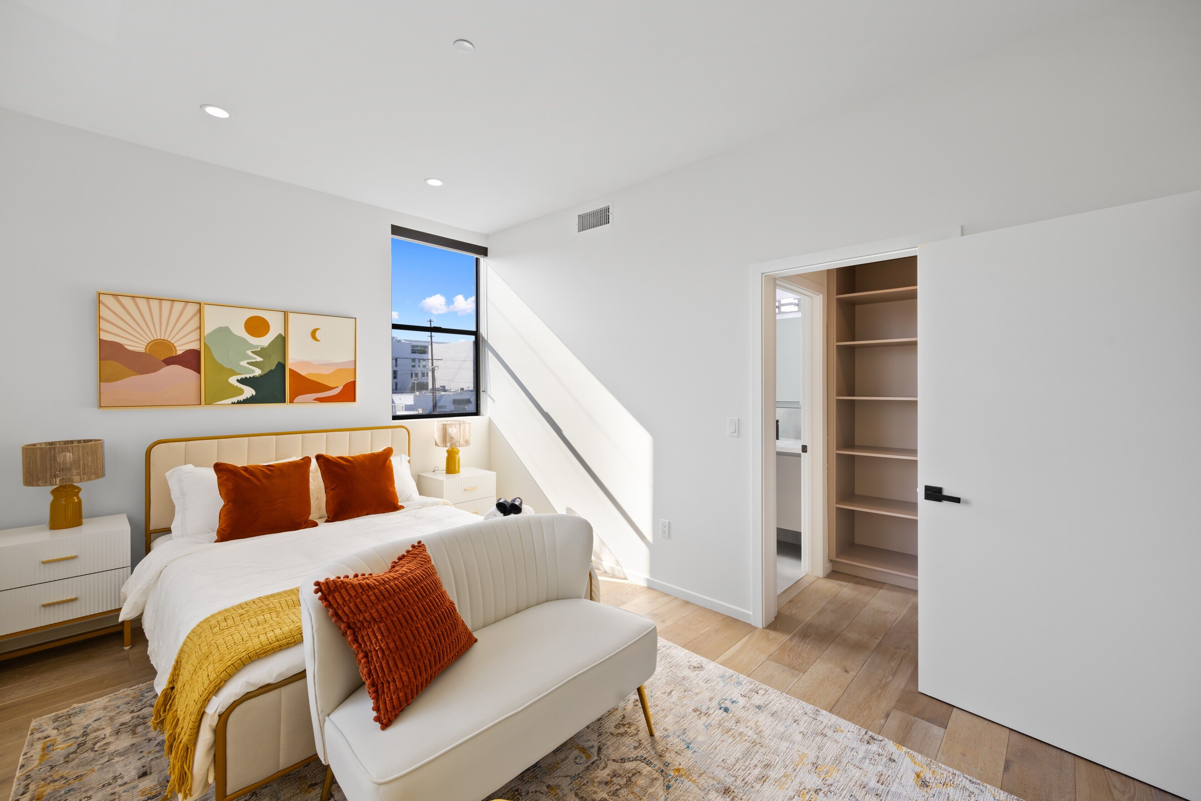 2 habitaciones, escritorio, tabla de planchar con plancha y wifi 