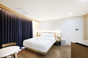 Desk, soundproofing, free WiFi - HotelHound Jeonju Junghwasan  (Jeonju)