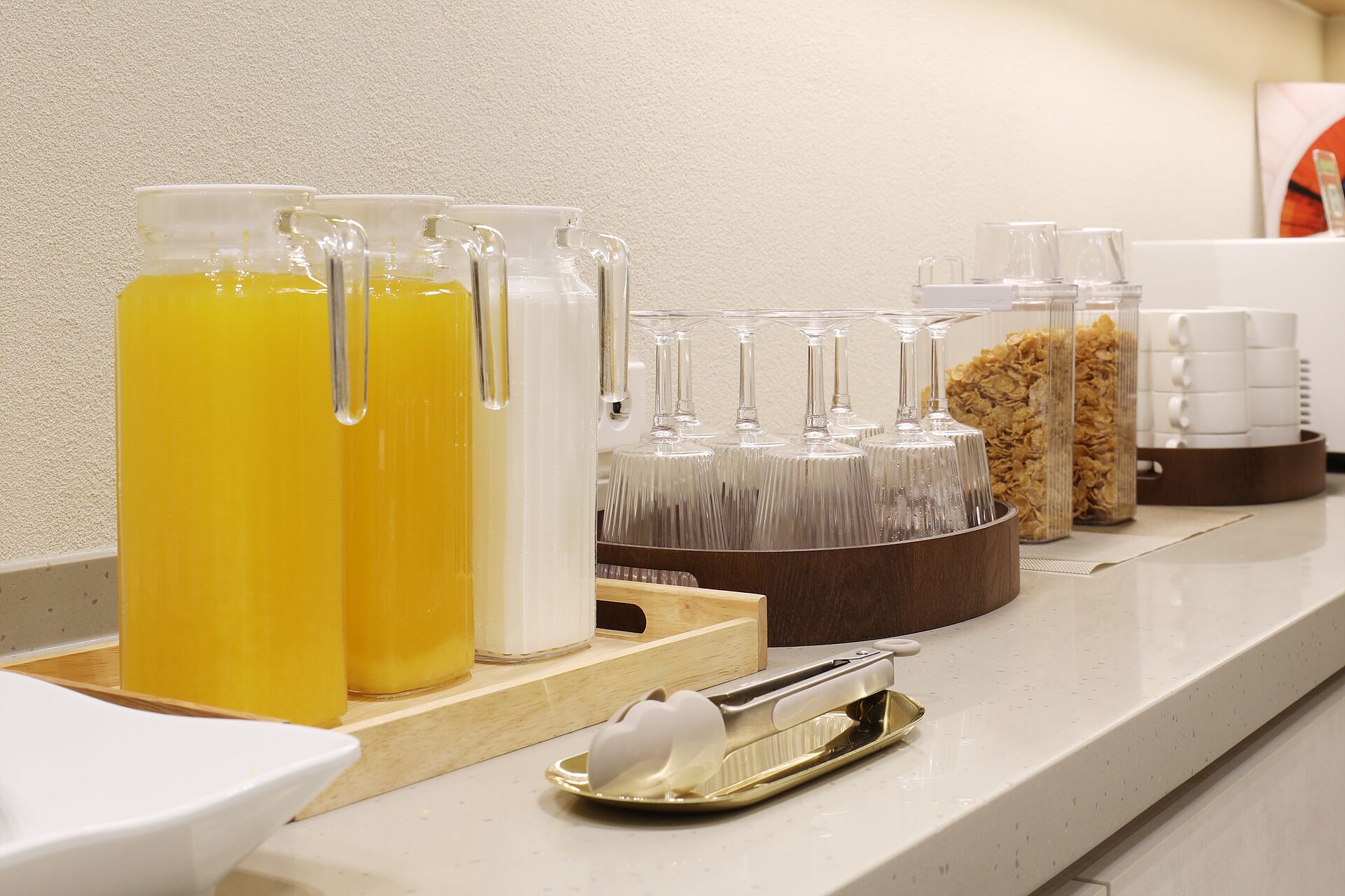 Un buffet de petit-déjeuner proposant une variété de boissons et d’aliments.