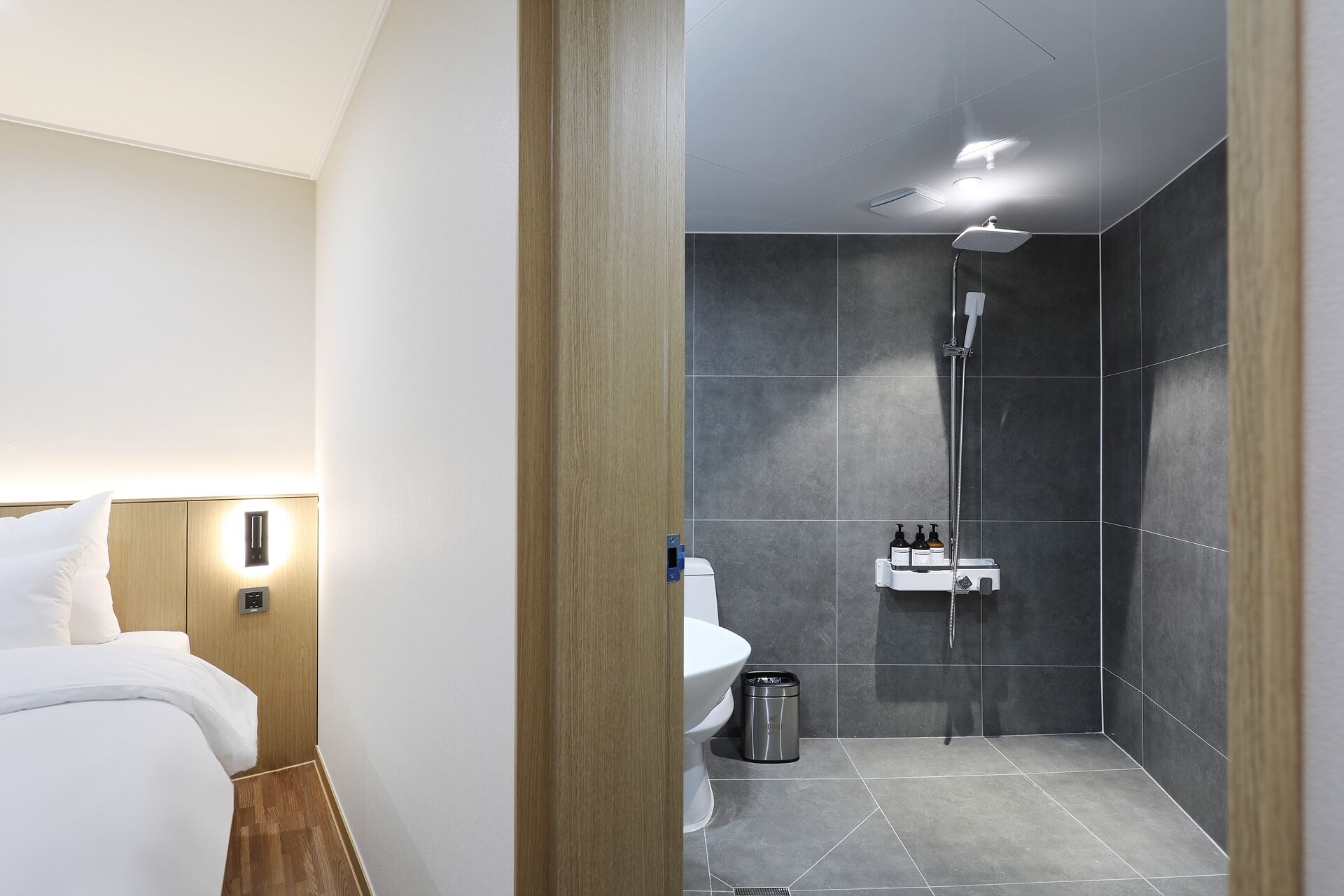 Ein modernes Badezimmer mit Dusche, Toilette und Waschbecken.
