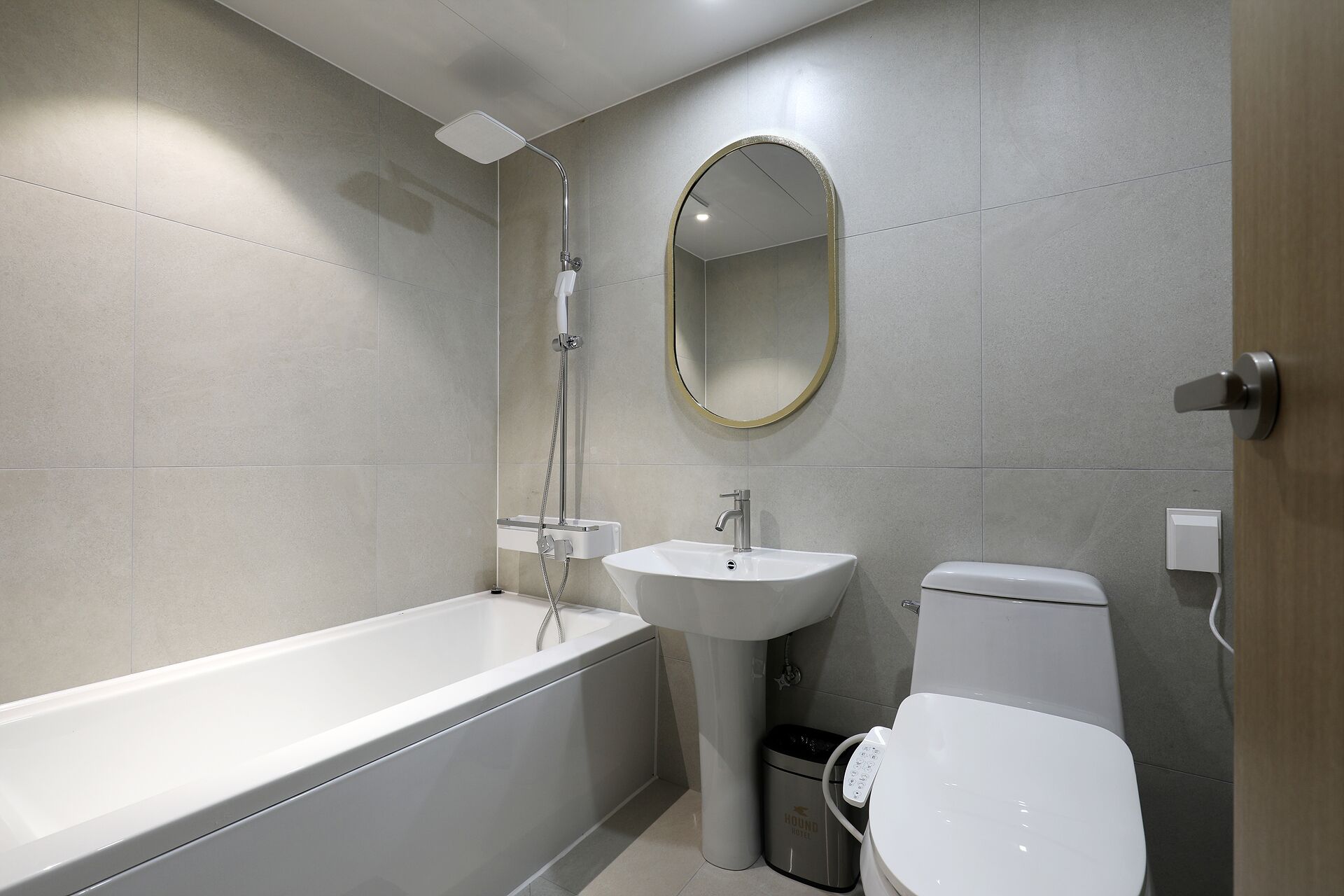 Un baño moderno con una bañera, un lavamanos y un inodoro.