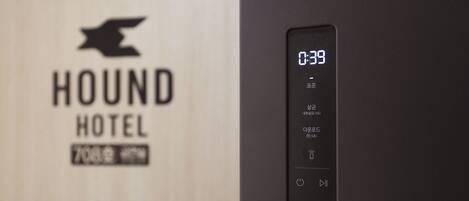 A digital display with the time '0:39' and a logo for 'HOUND HOTEL' with a stylized animal head.