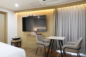 Desk, soundproofing, free WiFi - HotelHound Jeonju Junghwasan  (Jeonju)
