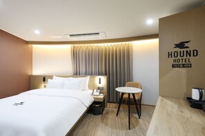 Superior Double Room, City View | Meja, Wi-fi percuma