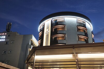 HotelHound Jeonju Junghwasan 