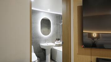 Un baño moderno con lavamanos, inodoro y bañera.