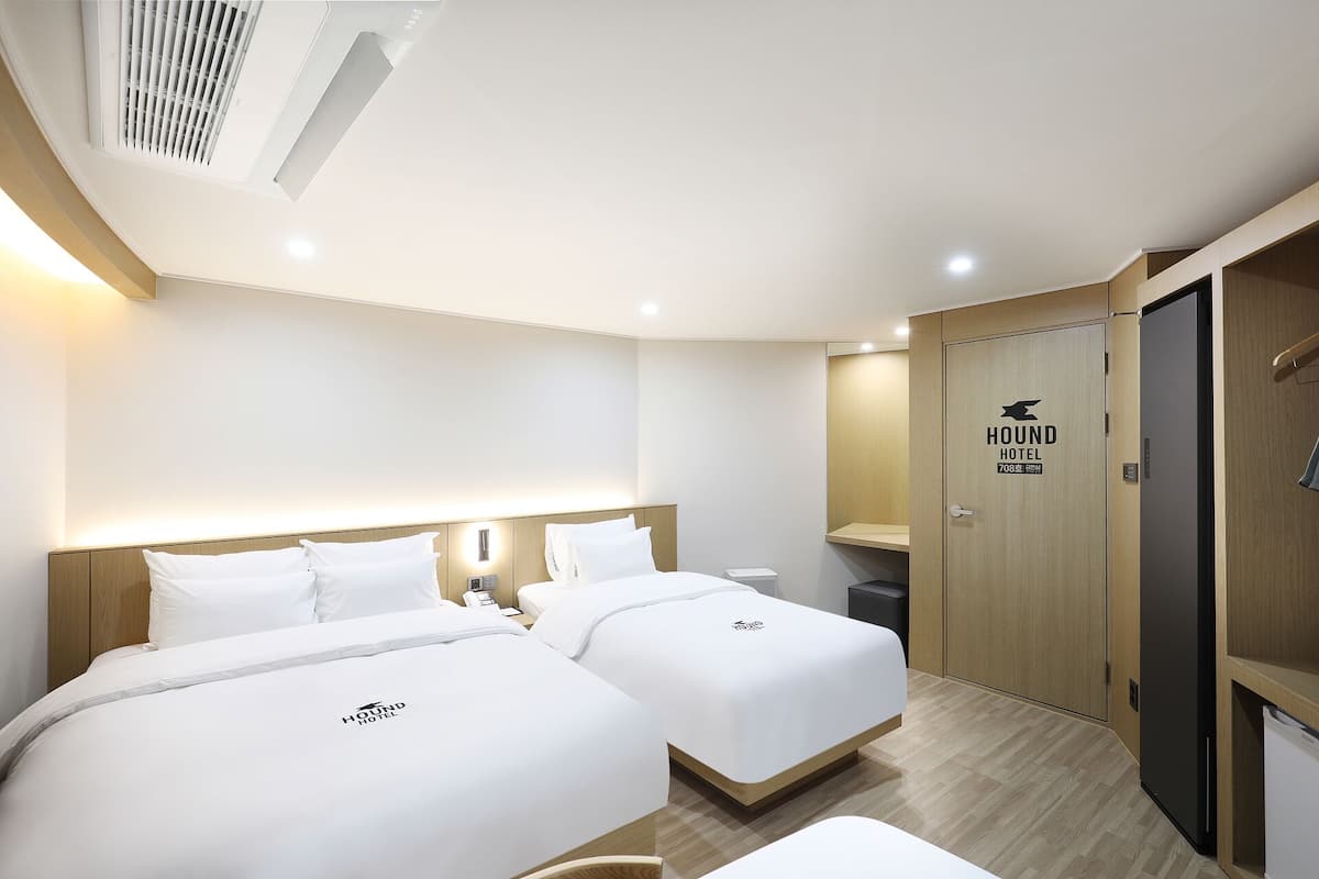 Family Twin Room, City View | Desk, free WiFi