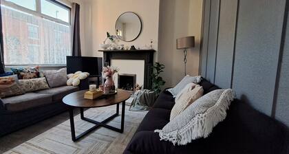 Modern 2-Bed Earlsdon Home • Parking • Fast Wi-Fi • Walk to Coventry City Centre