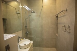 Een douche, een haardroger, handdoeken, zeep