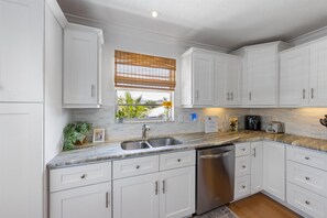 Fridge, microwave, oven, stovetop - Southern Cross: 3 Min Walk to Gulf Beach (Holmes Beach)