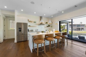 冷蔵庫、電子レンジ、オーブン、コンロ