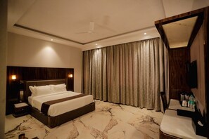 Luxury Double Room | Desk, laptop workspace, free WiFi