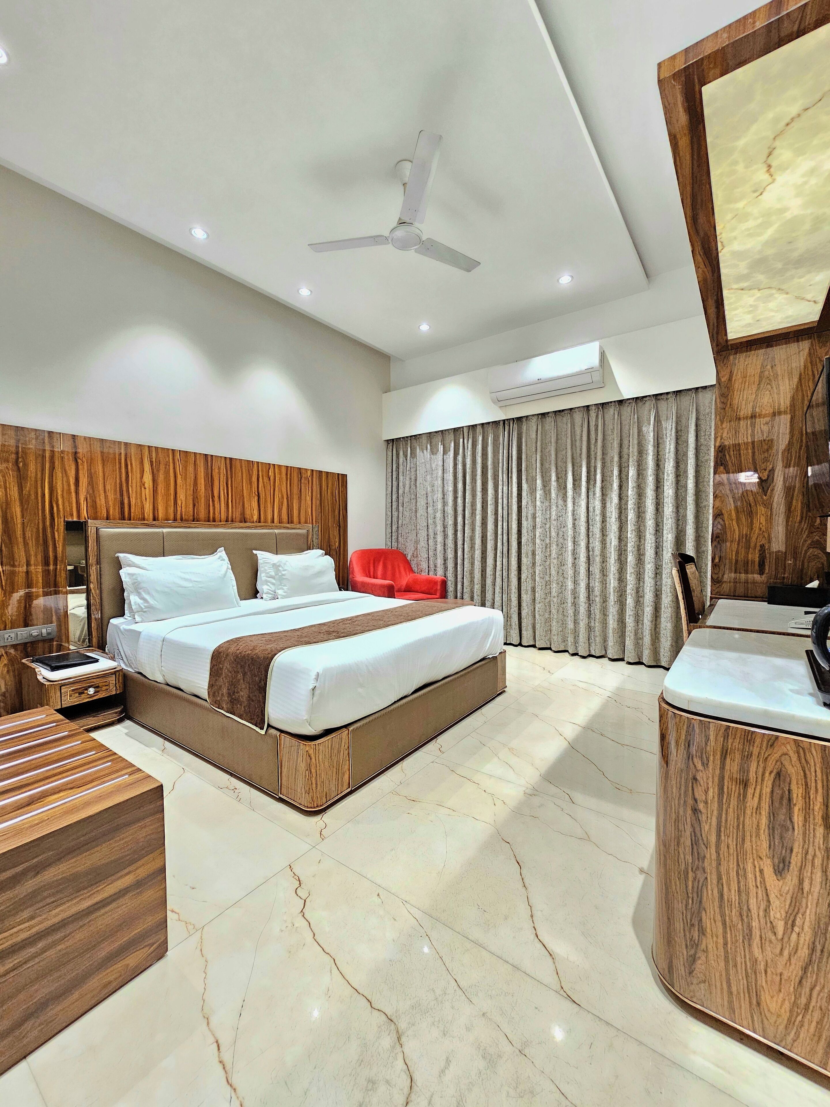 Deluxe Suite | Desk, laptop workspace, free WiFi