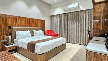 Deluxe Suite | Desk, laptop workspace, free WiFi