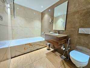 Suite Deluxe | Baño | Ducha, toallas, jabón y champú