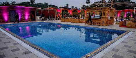 Una piscina al aire libre