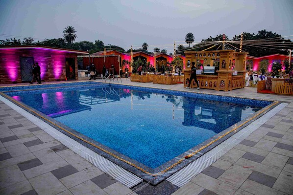 Una piscina al aire libre