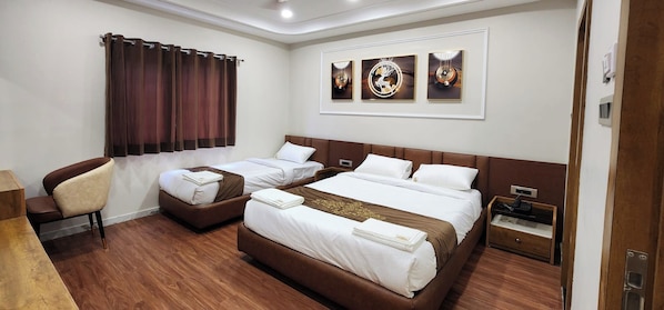 Habitación triple Royal, vistas a la ciudad | Wifi gratis y ropa de cama