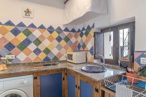 Refrigerador, microondas, placa de cocina, cafetera/tetera