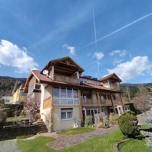 Exterior - Apartment '2' with Lake View, Shared Garden and Wi-Fi (Tratten)