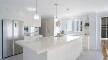 KĂŒhlschrank, Mikrowelle, Ofen, Herdplatte