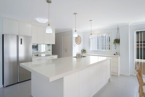 ثلاجة، ميكروويف، فرن، موقد طهي مسطح