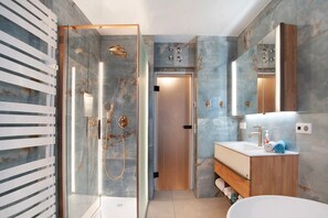 Dusche, kostenlose Toilettenartikel, Haartrockner, Handtücher
