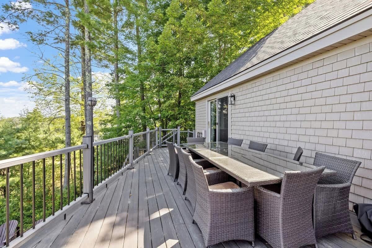 Une terrasse dotée de mobilier d’extérieur, d’une rambarde et d’un bâtiment à l’extérieur en briques.