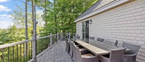 Une terrasse dotée de mobilier d’extérieur, d’une rambarde et d’un bâtiment à l’extérieur en briques.