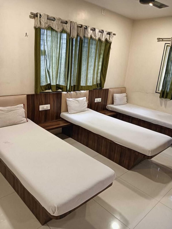 Chambre Triple | Wi-Fi gratuit, draps fournis
