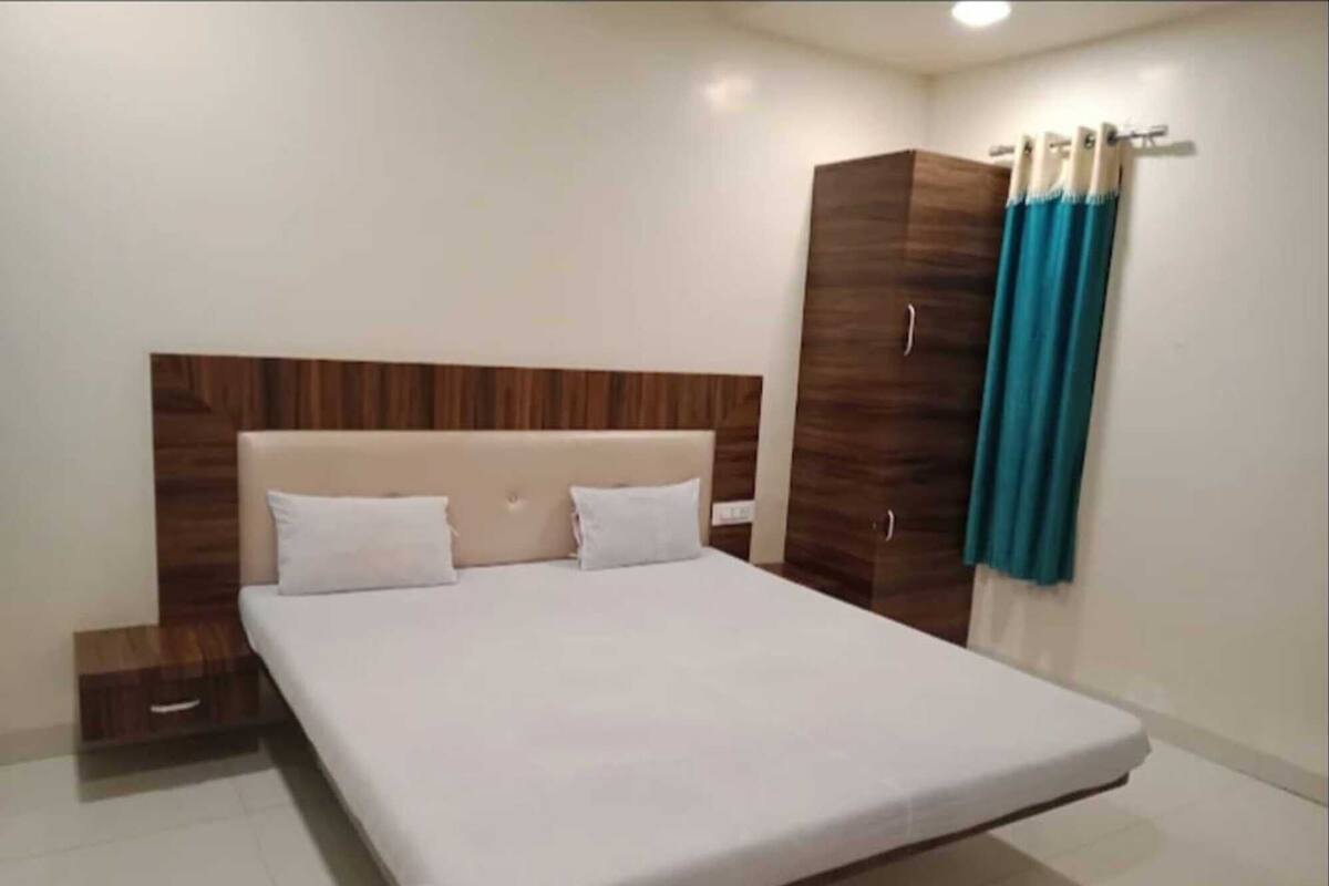 Double Room | WiFi (free), bed sheets