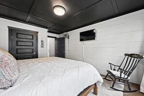 4 bedrooms, desk, iron/ironing board, travel crib