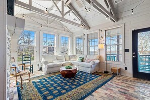 TV, fireplace, DVD player, books