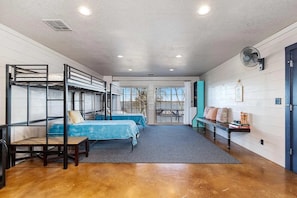 4 camere, una scrivania, ferro/asse da stiro, culla da viaggio