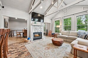TV, fireplace, DVD player, books