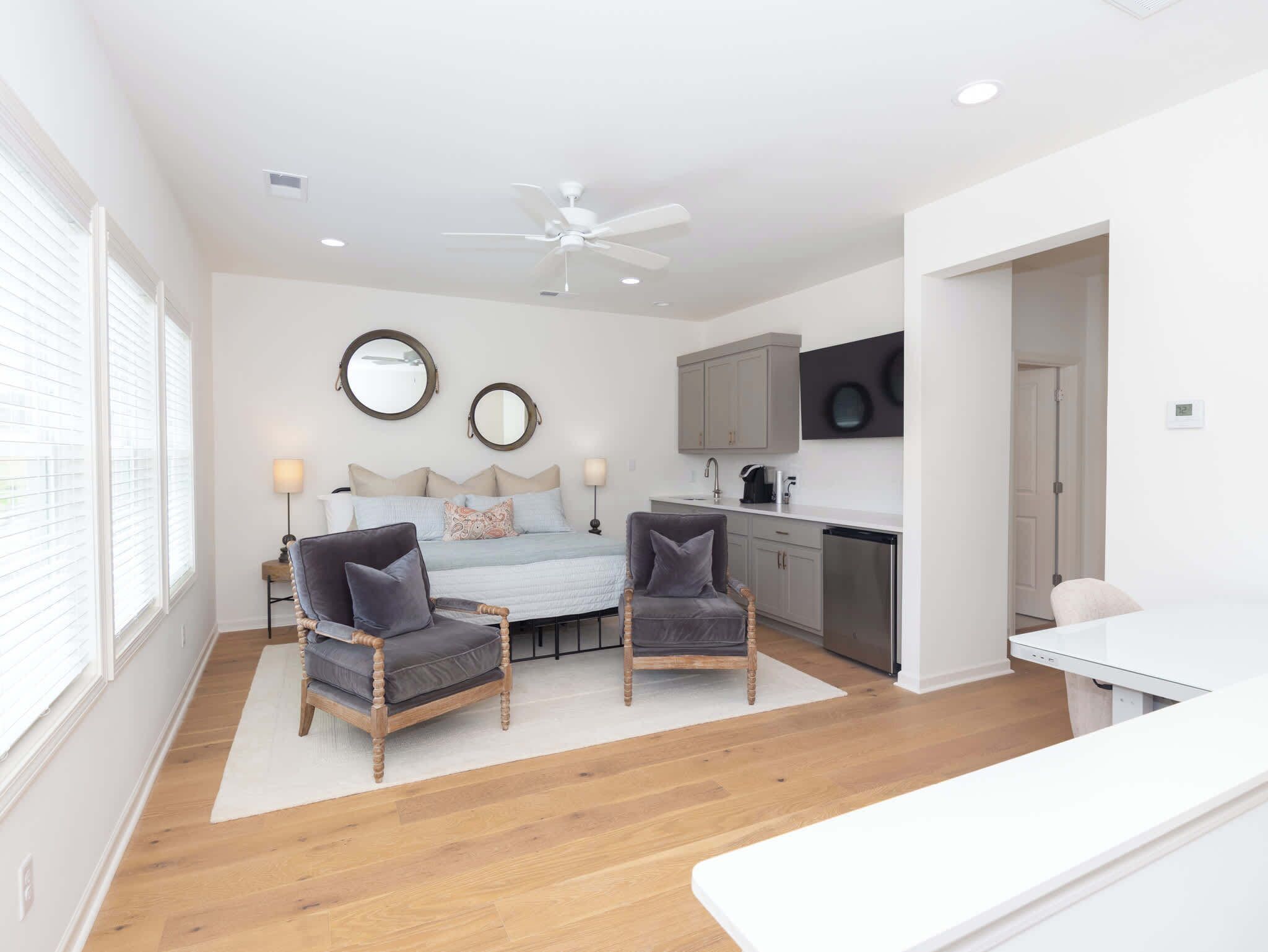 Tabla de planchar con plancha, wifi y ropa de cama 