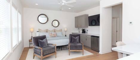 Een strijkplank/strijkijzer, wifi, beddengoed