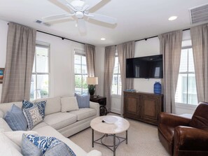 TV, offices - Peace Love & Rebels at the Lamar by Apex Term Stay (Oxford)