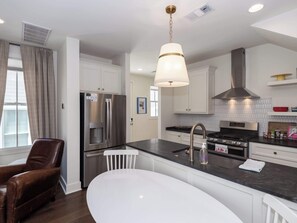 Fridge, microwave, oven, stovetop - Peace Love & Rebels at the Lamar by Apex Term Stay (Oxford)