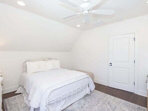 3 bedrooms, desk, iron/ironing board, WiFi - Peace Love & Rebels at the Lamar by Apex Term Stay (Oxford)