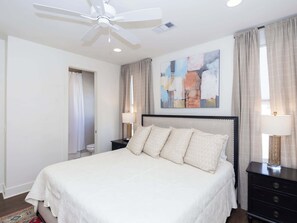 3 室のベッドルーム、デスク、アイロン / アイロン台、WiFi