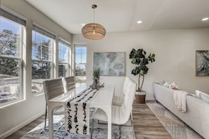 House (3 Bedrooms) | In-room dining